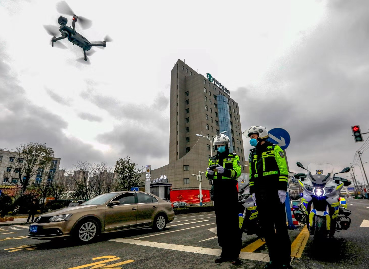 廈門市啟用警用無人機協助勸導行人安全文明出行(圖1) 廈門市啟用警用無人機協助勸導行人安全文明出行(圖1)