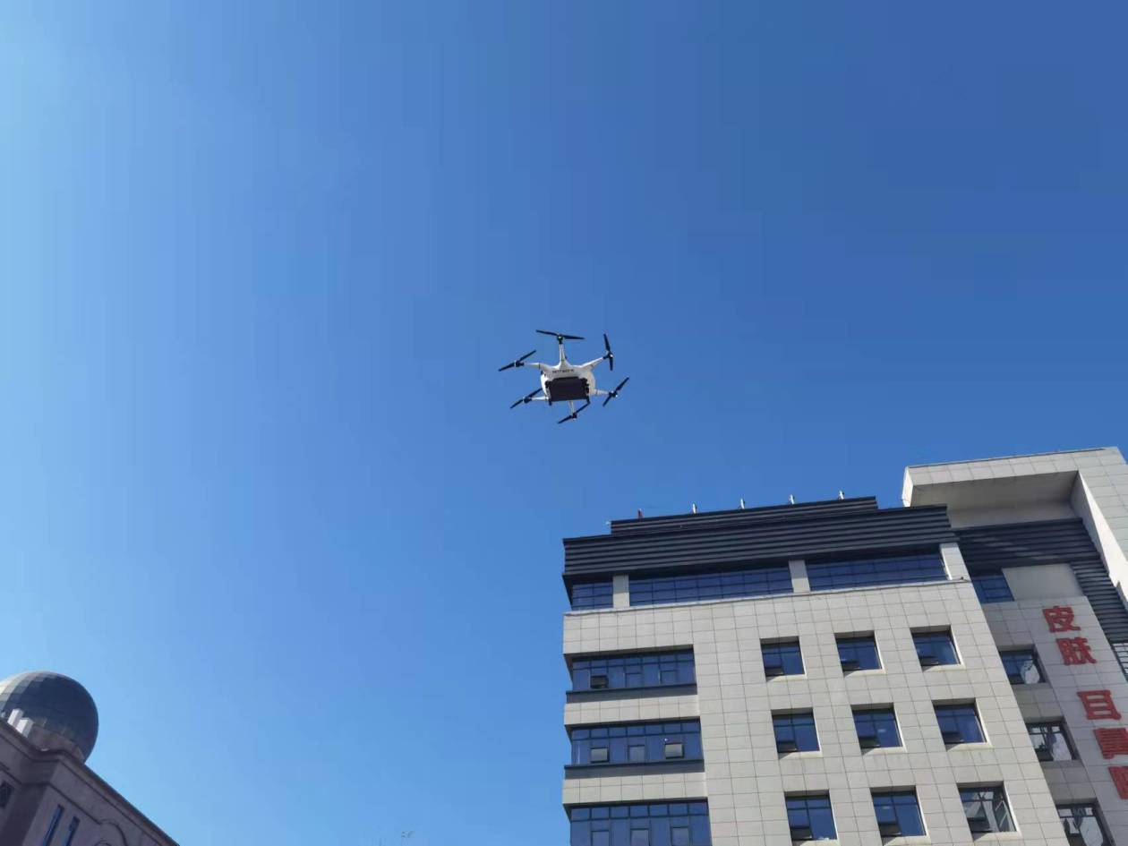 防疫有方 西安一醫(yī)院6分鐘內(nèi)通過無人機跨院區(qū)送藥成功(圖1) 防疫有方 西安一醫(yī)院6分鐘內(nèi)通過無人機跨院區(qū)送藥成功(圖1)