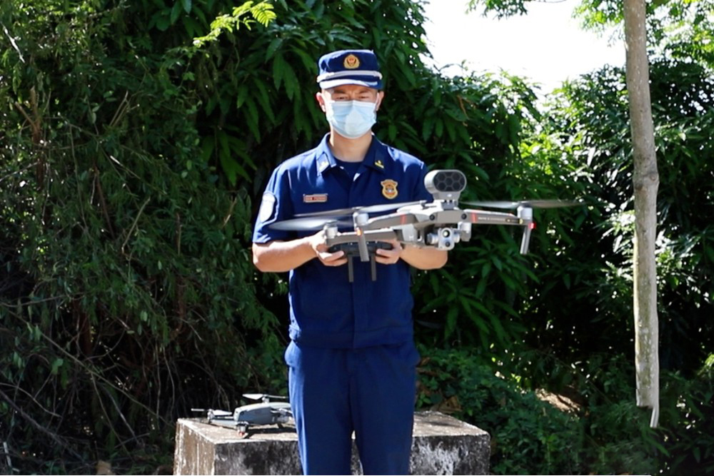 無人機空中喊話提醒群眾清明祭掃注意防火(圖1) 無人機空中喊話提醒群眾清明祭掃注意防火(圖1)